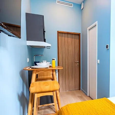 Air-conditioned & Fully Equipped In 17 *