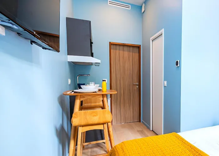 Air-conditioned & Fully Equipped In 17